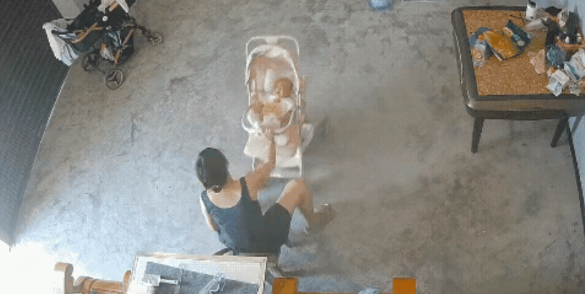“这女人太坏了！”邻居来家里玩，期间孩子妈妈到屋里去了，邻居则坐在椅子上看着孩子