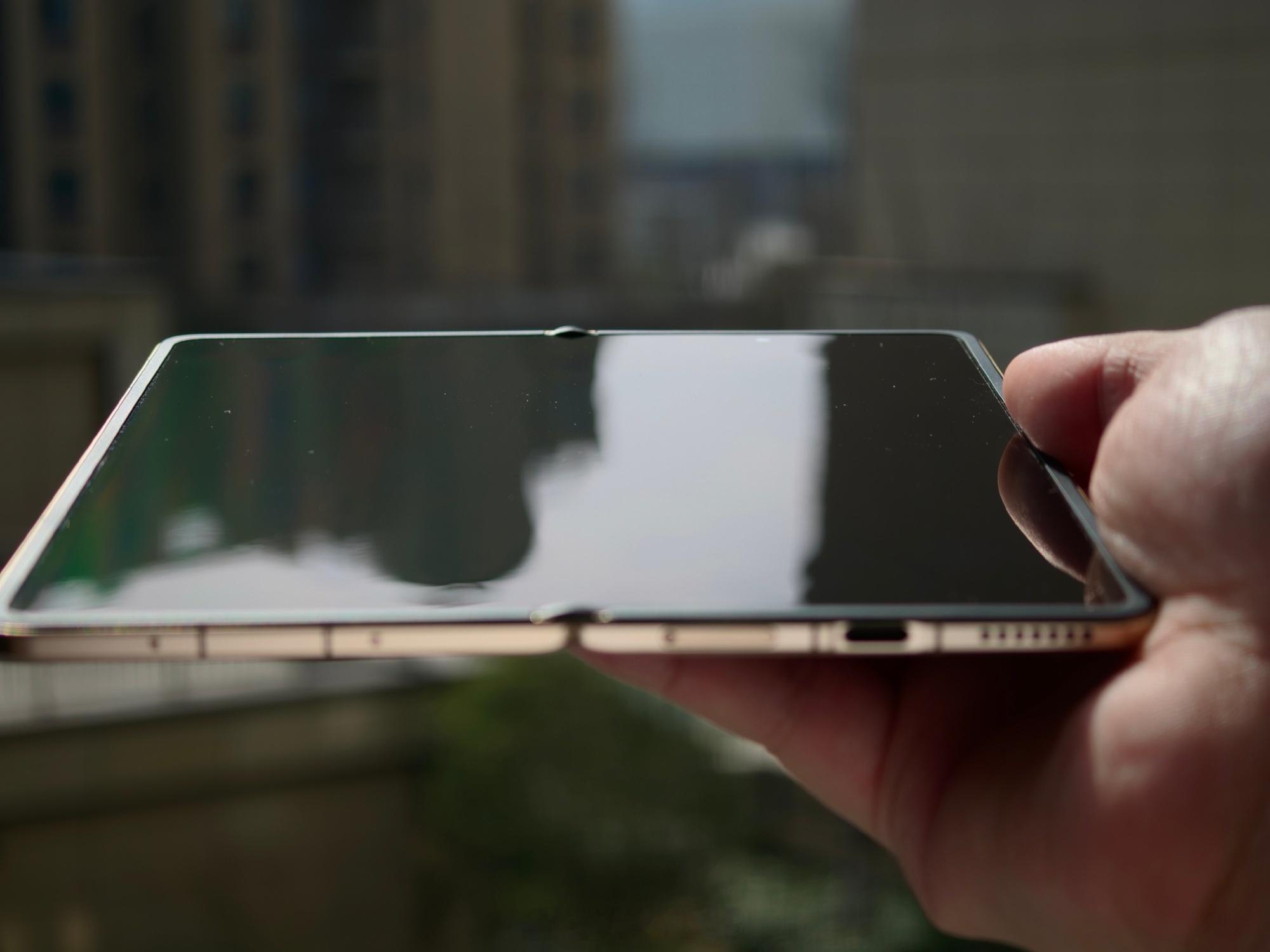 荣耀MagicV6内屏正面放出来了，折痕控制的不错，几乎看不到，今年的大折