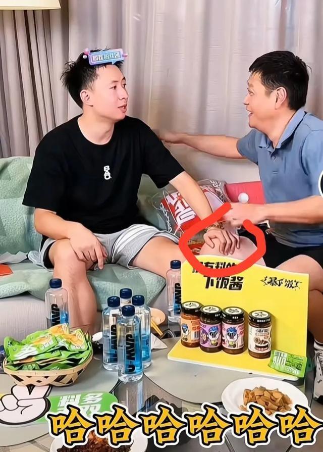 邱贻可下飞机，裤腿一卷，脚上那双袜子没换。方博举着手机冲上来：“哥，你真穿了？