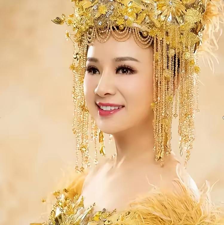 7年前，盲人女歌手刘赛不顾反对，把自己嫁给这个一贫如洗的农村小伙。愿意倒贴一套婚