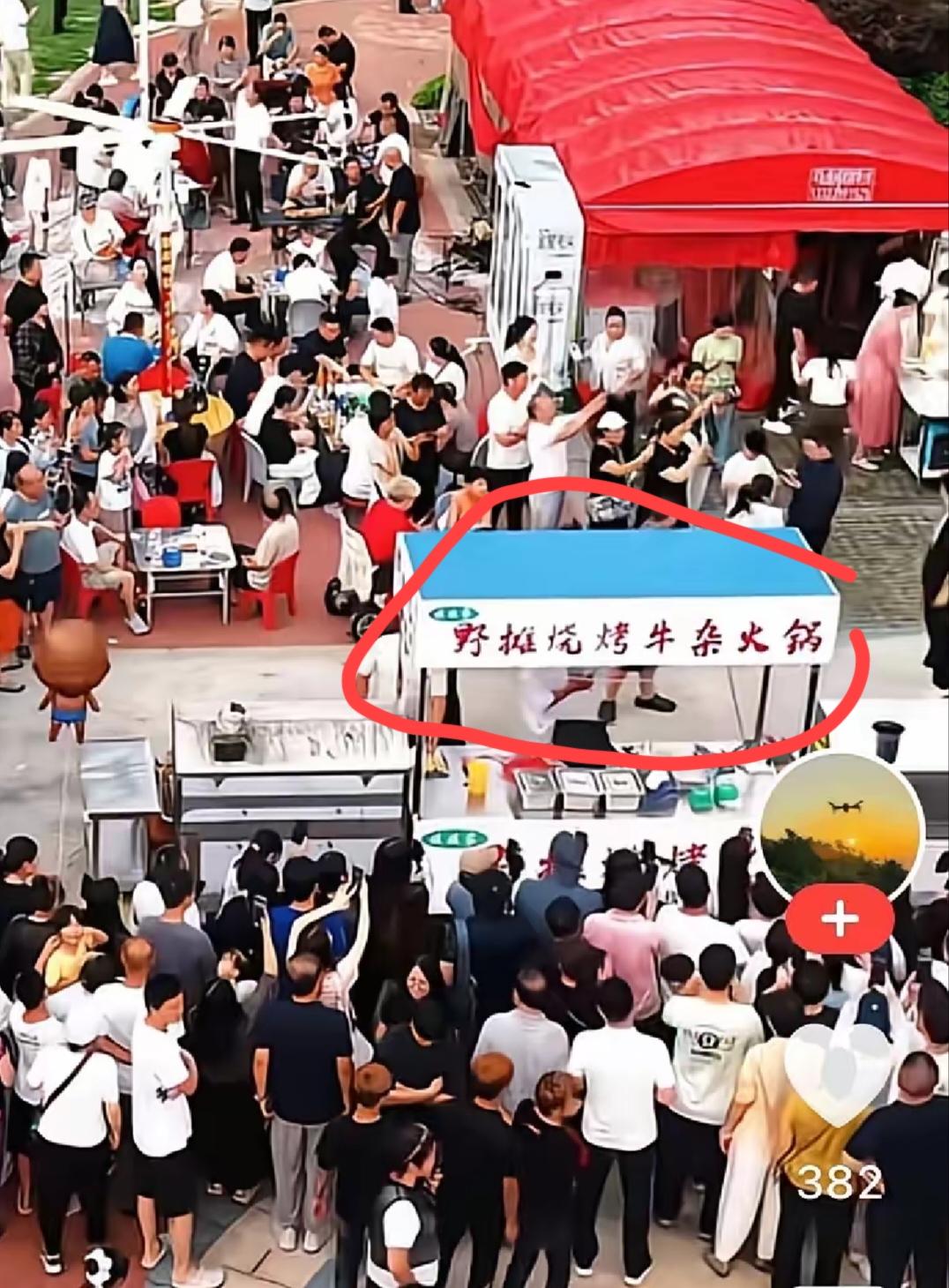 新的烧烤摊开张了还是没有改名继续用的是野摊烧烤，陈杰停了几天，刚刚开，粉丝已