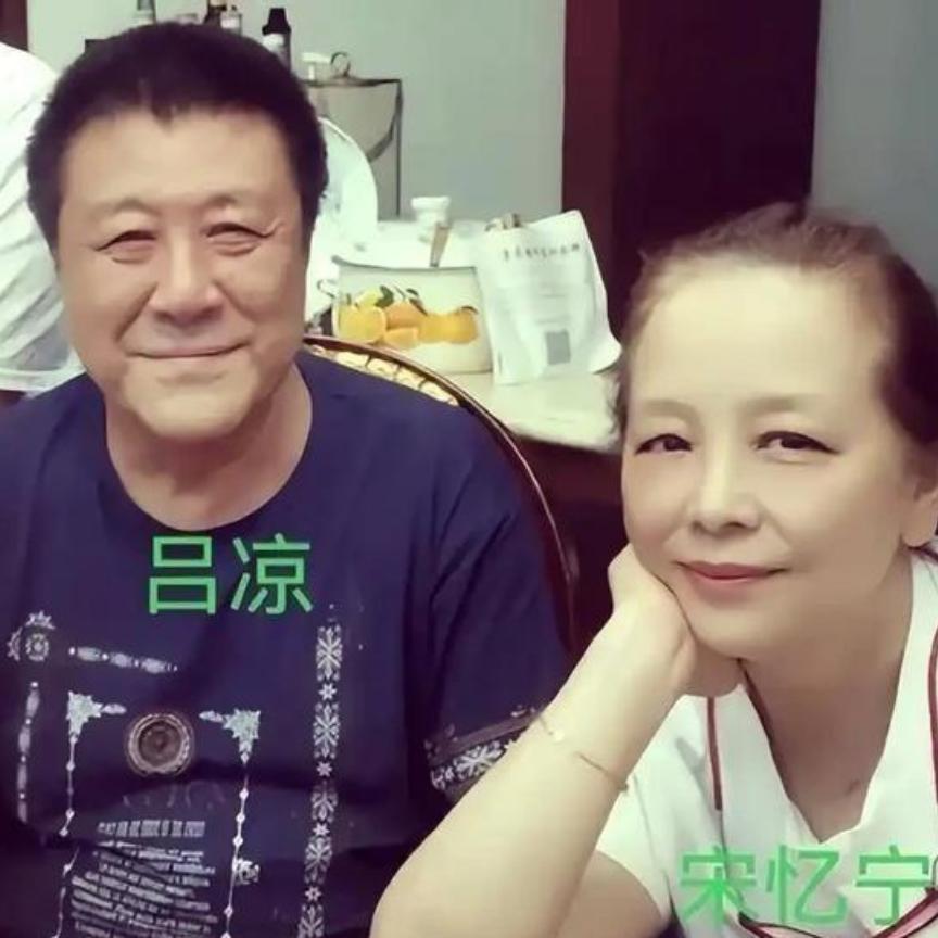 娱乐圈最干净婚姻！42年上门女婿，活成人间理想看多了娱乐圈分分合合，吕凉和