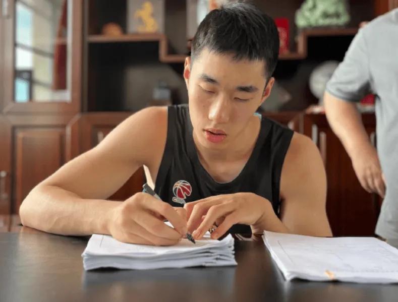 张皓嘉收到难题！昨天晚上，有球迷发现吉林小将杨腾飞出现在广东男篮俱乐部门口，有