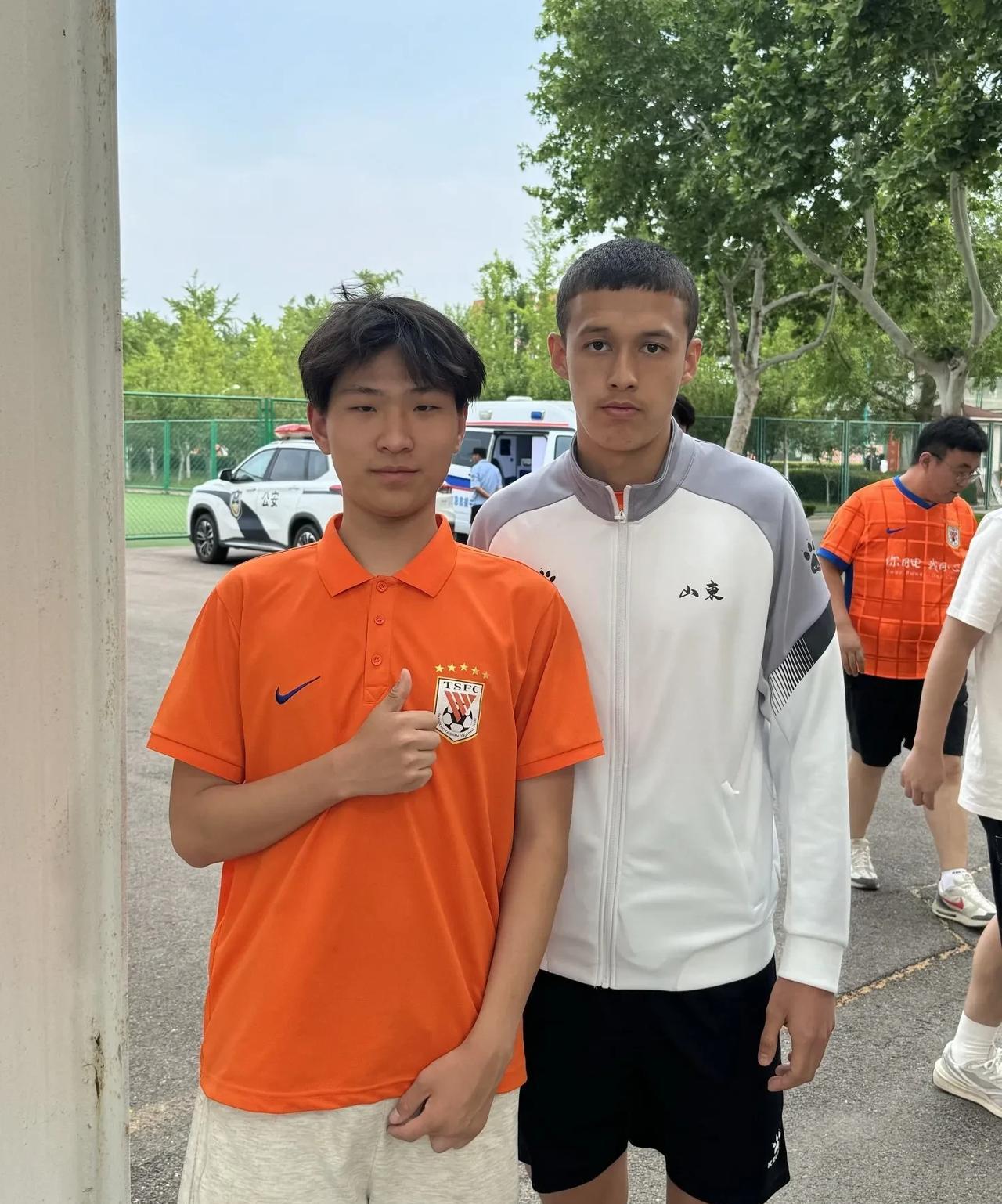 千呼万唤始出来！已经三个月消失在公众视野的山东泰山队新星终于出现了，据说他已经伤