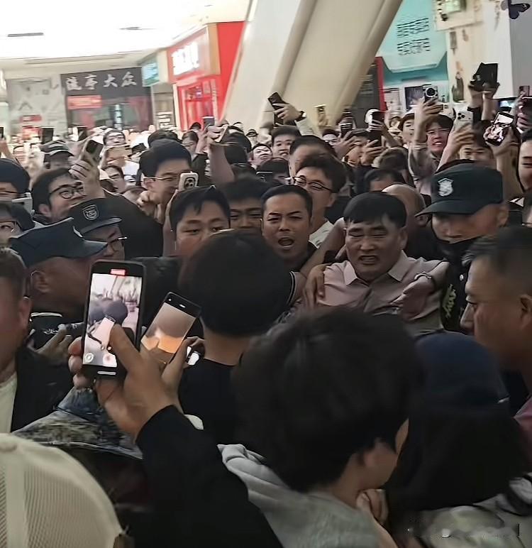 “大衣哥”被粉丝热情簇拥，从这个角度来看，朱之文的粉丝群体，基本上都是……