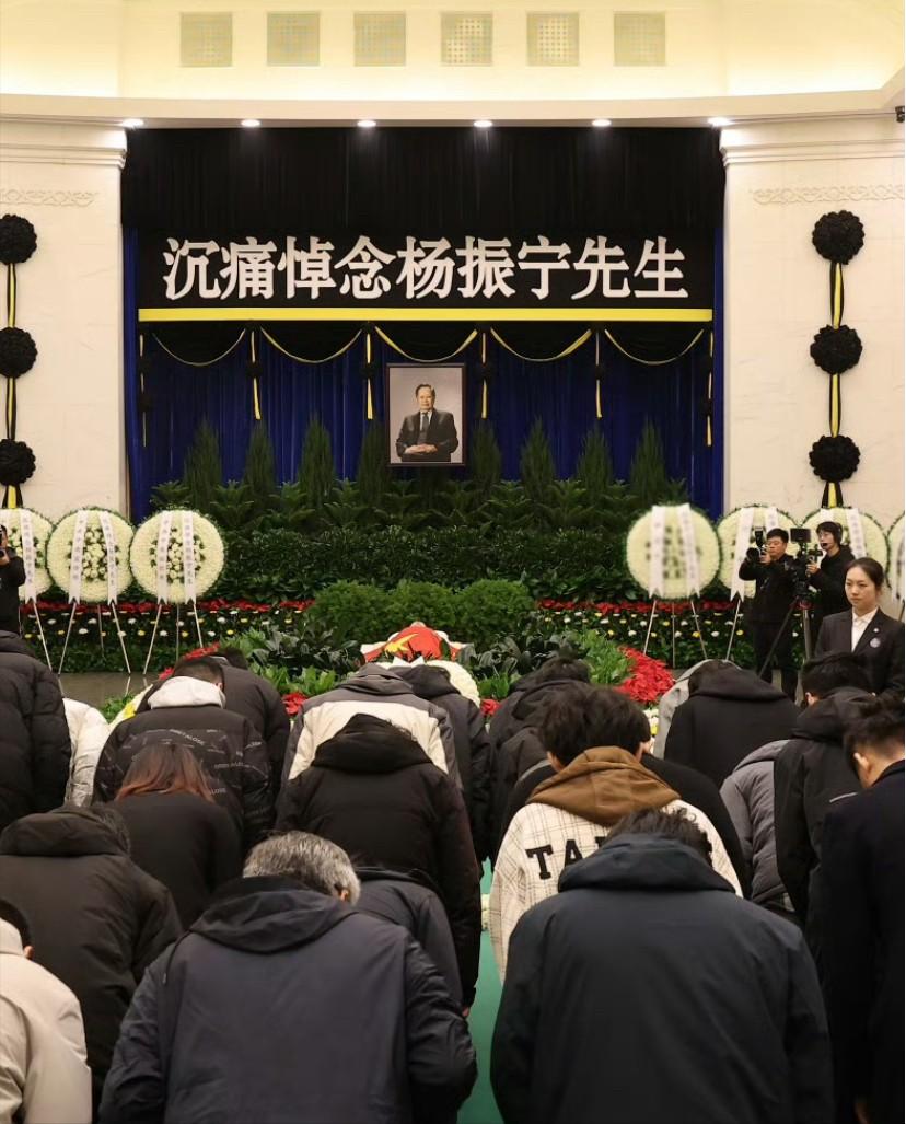 不出所料！杨振宁身披国旗，贡献得到了认可 在杨老去世之后，遗体告别式的规格引