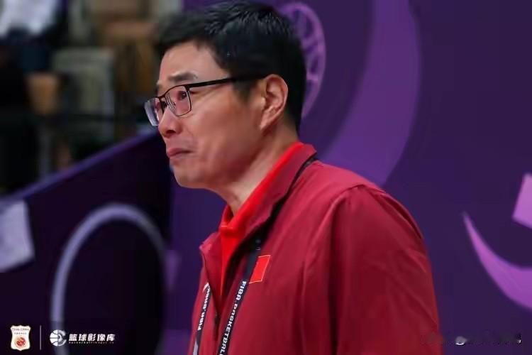 杨毅说郭振明冤，他还真不冤！体育圈最讽刺的事，莫过于：球员挨骂，教练背锅，唯