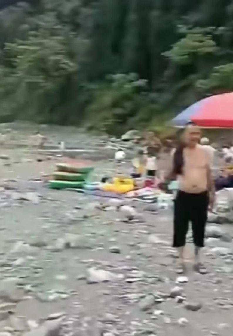 夏天玩水别大意！河道突遇山洪，90%的人第一步就做错了！每年夏天，总有人因山