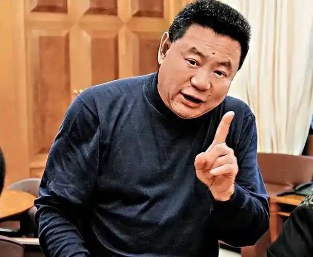 1985年，刘銮雄做了一个让整个股市都看不懂的决定，他把自己亲手创办的爱美高卖掉