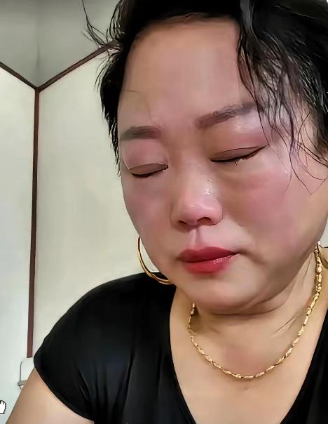 我家邻居独生子34岁突发心梗，没了。媳妇28岁，怀孕四个月。葬礼上公婆当着全村人