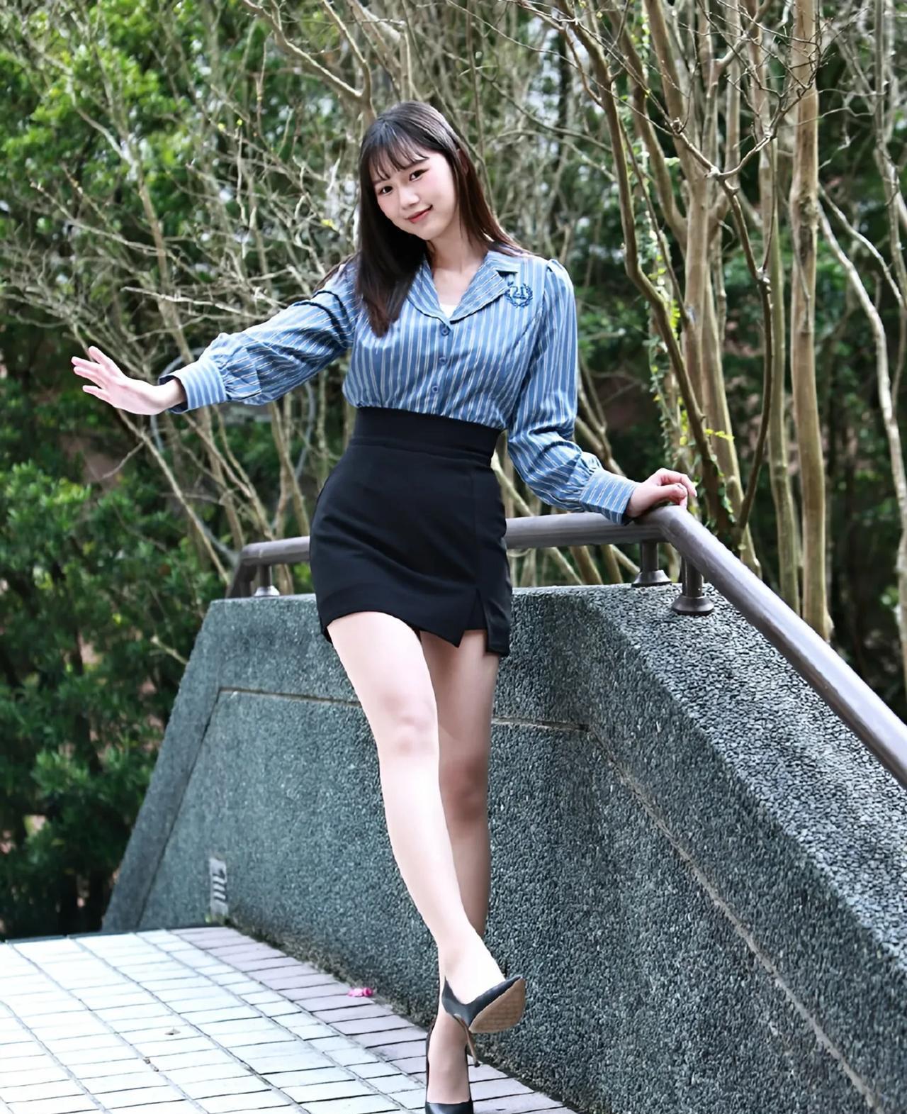罗芷妍蓝白条纹配黑裙职场写真，优雅干练美出圈
