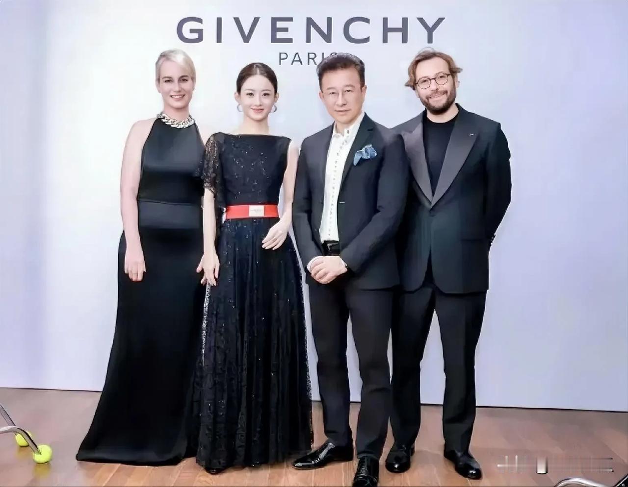 赵丽颖愈发沉稳了，颇具国际范呢。你瞧，她站在老外身旁合照时，丝毫不怯场。身姿挺拔