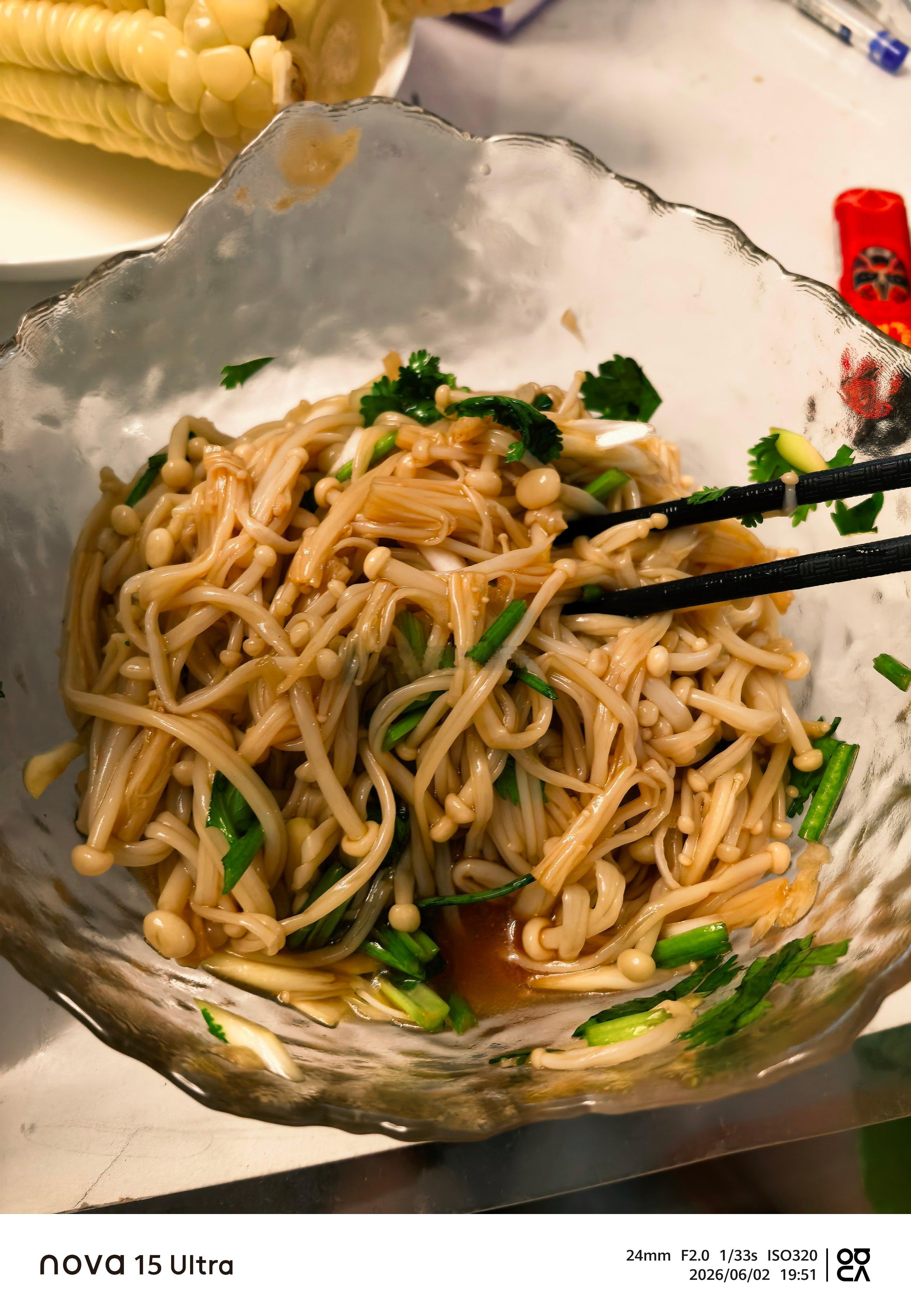 同志们！朋友们！今晚继续搓：皮蛋鲜肉馅儿馄饨，和凉拌seeyoutomor
