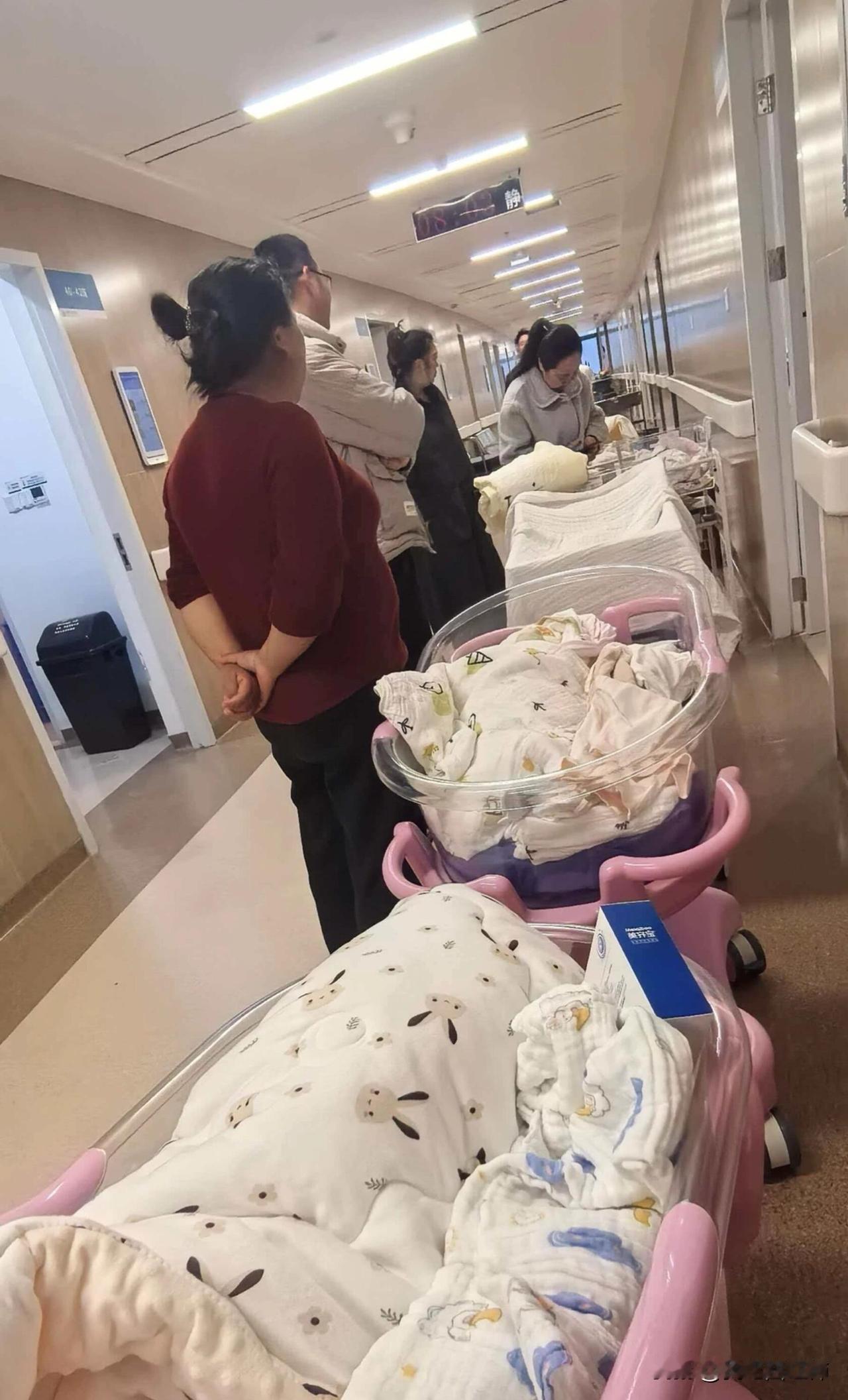 来自产妇的心声聚光灯打在新生儿身上，而那个刚刚经历完“暴风雨”的母亲，却常常退