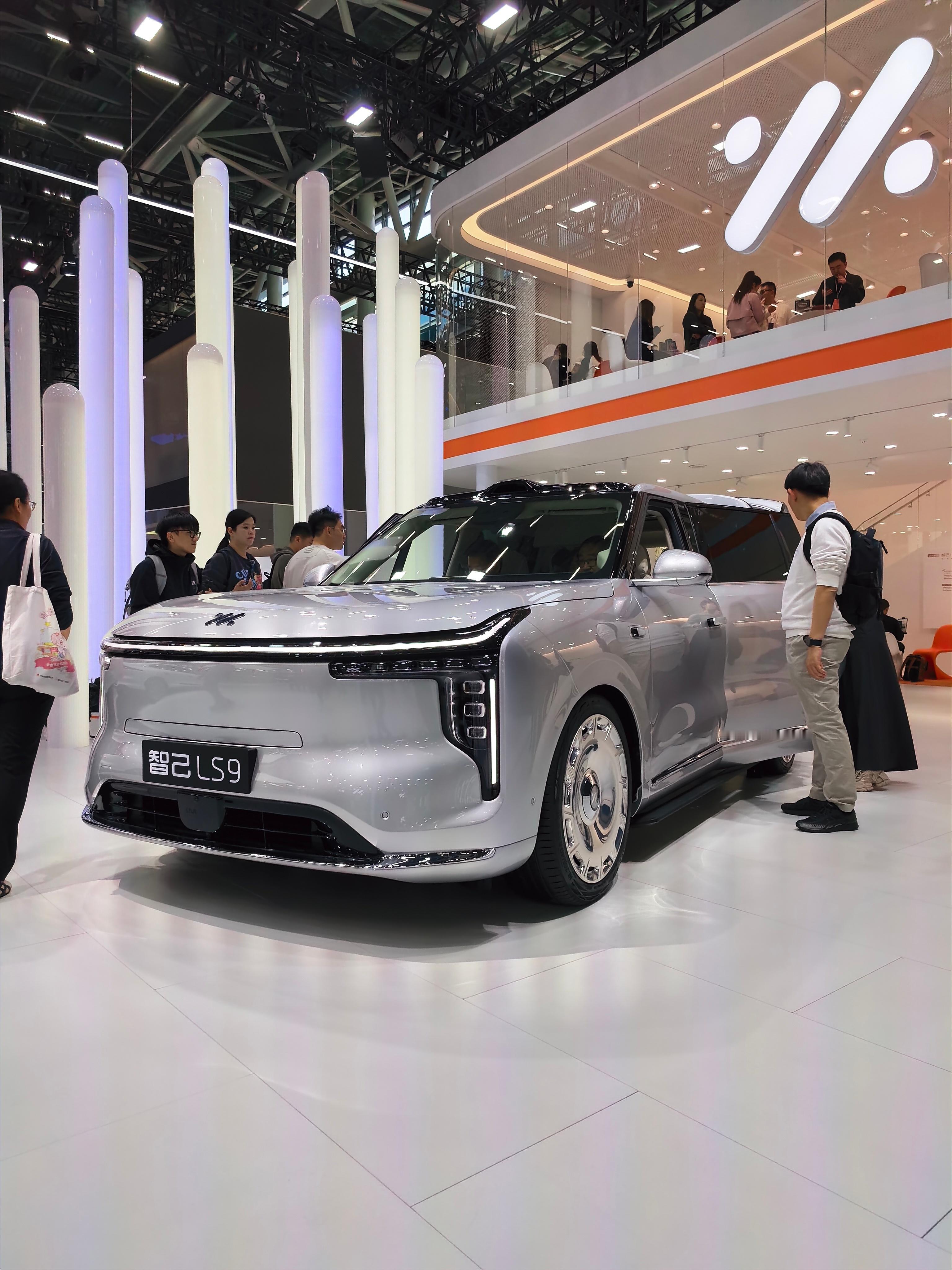 第一次见银色智己LS9乔戈里银，再配上浅色内饰，太高级了！