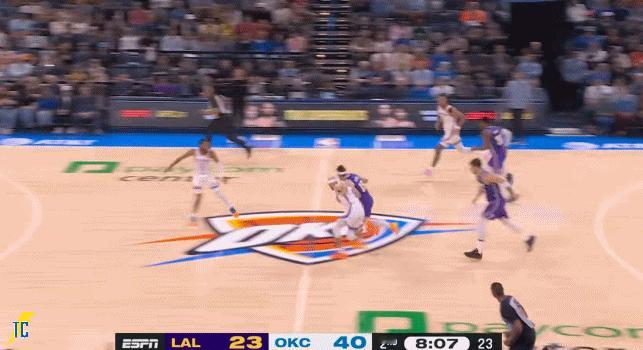 神偷！卡鲁索抢断里夫斯 ，随后自己还投进三分，太带劲了！