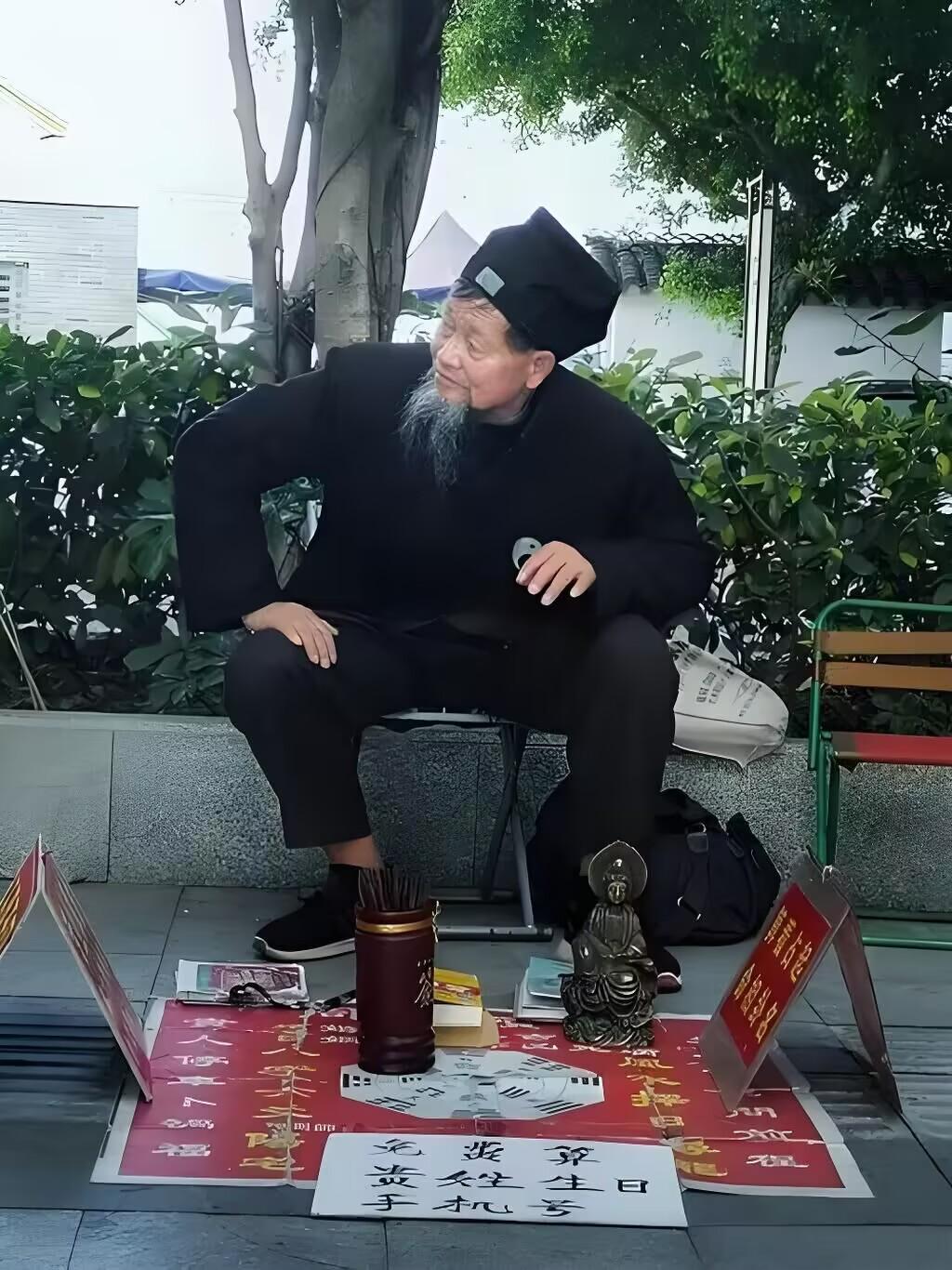 昨天跟算命先生唠了几句，他说人这辈子的命打出生就定了，能改的没多少。我逗他那不如