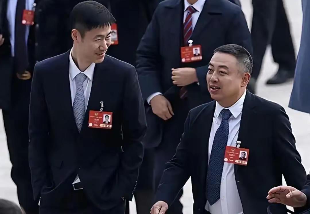 两代乒协主席刘国梁，王励勤，同框出席两会，情系国乒去年两个人也是同框出席，去年
