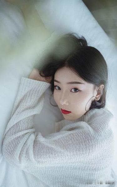 三十年前的初恋，一见我的面就开始哭，说没想到这么多年没见，你居然变得这么丑。但