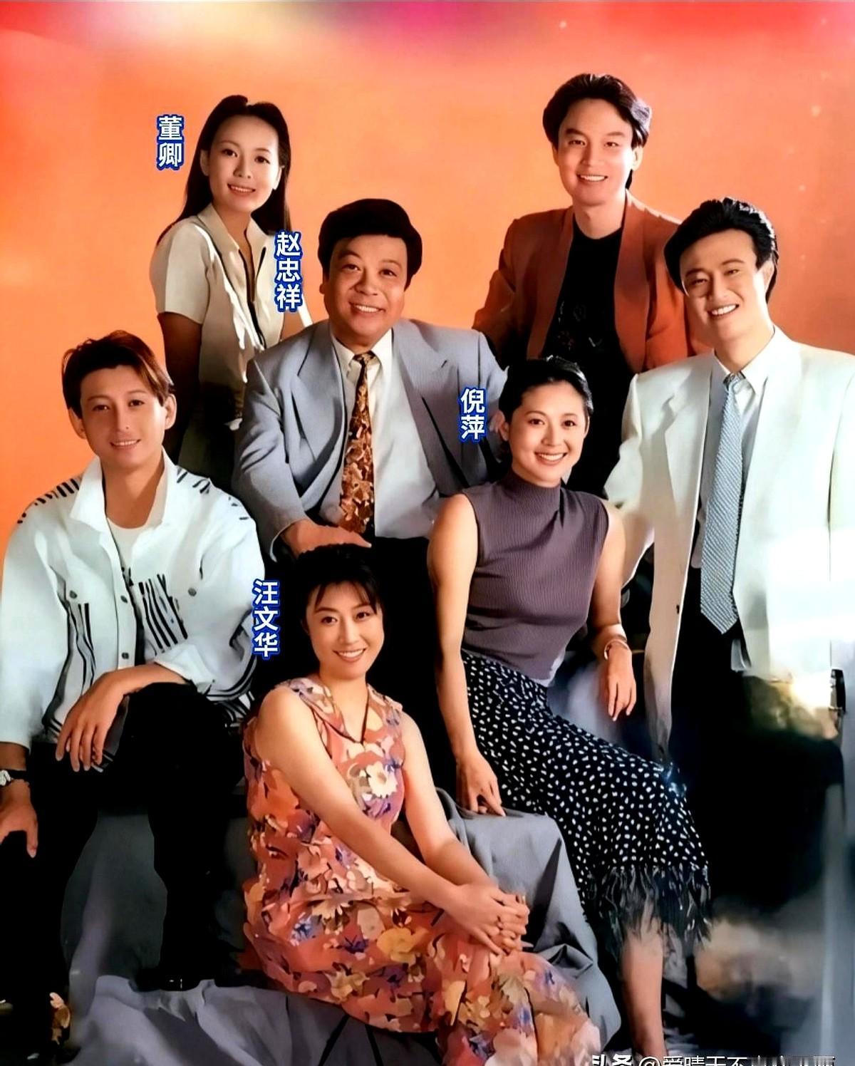 一张央视老合照，直接把人看破防了。照片里董卿、倪萍、赵忠祥、汪文华一眼能认，