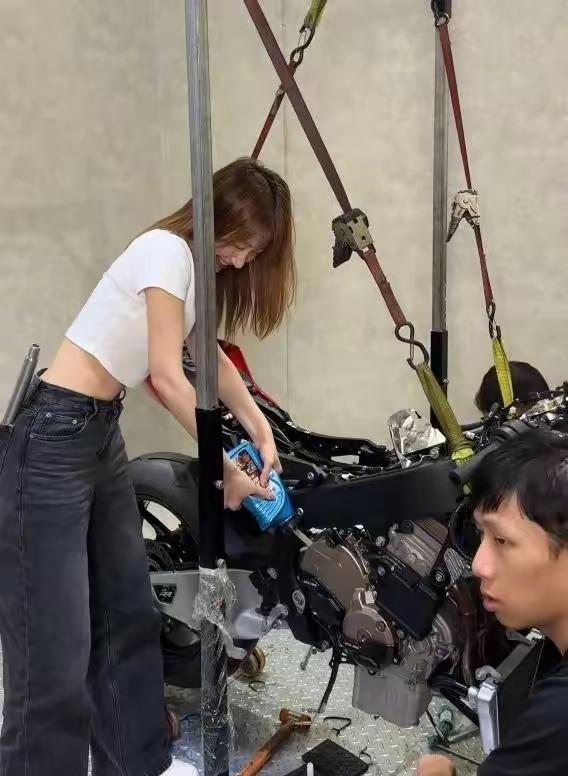 [鼓掌][鼓掌][吐舌头眯眼睛笑]真是爱之深，情之切，不顾一切要购车。张雪机车风靡一时，