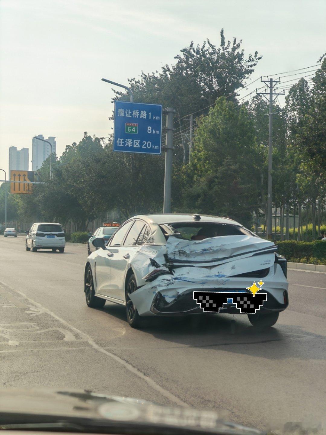 小刮小蹭都不算什么了这位红旗车主后屁股都进去了，后窗都没了依然正常开。​​​