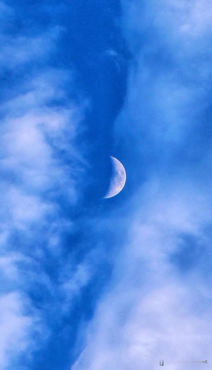 看到“青山又举一轮月”这个上联，感觉画面感超强，青山巍峨，托起一轮明月，意境绝美