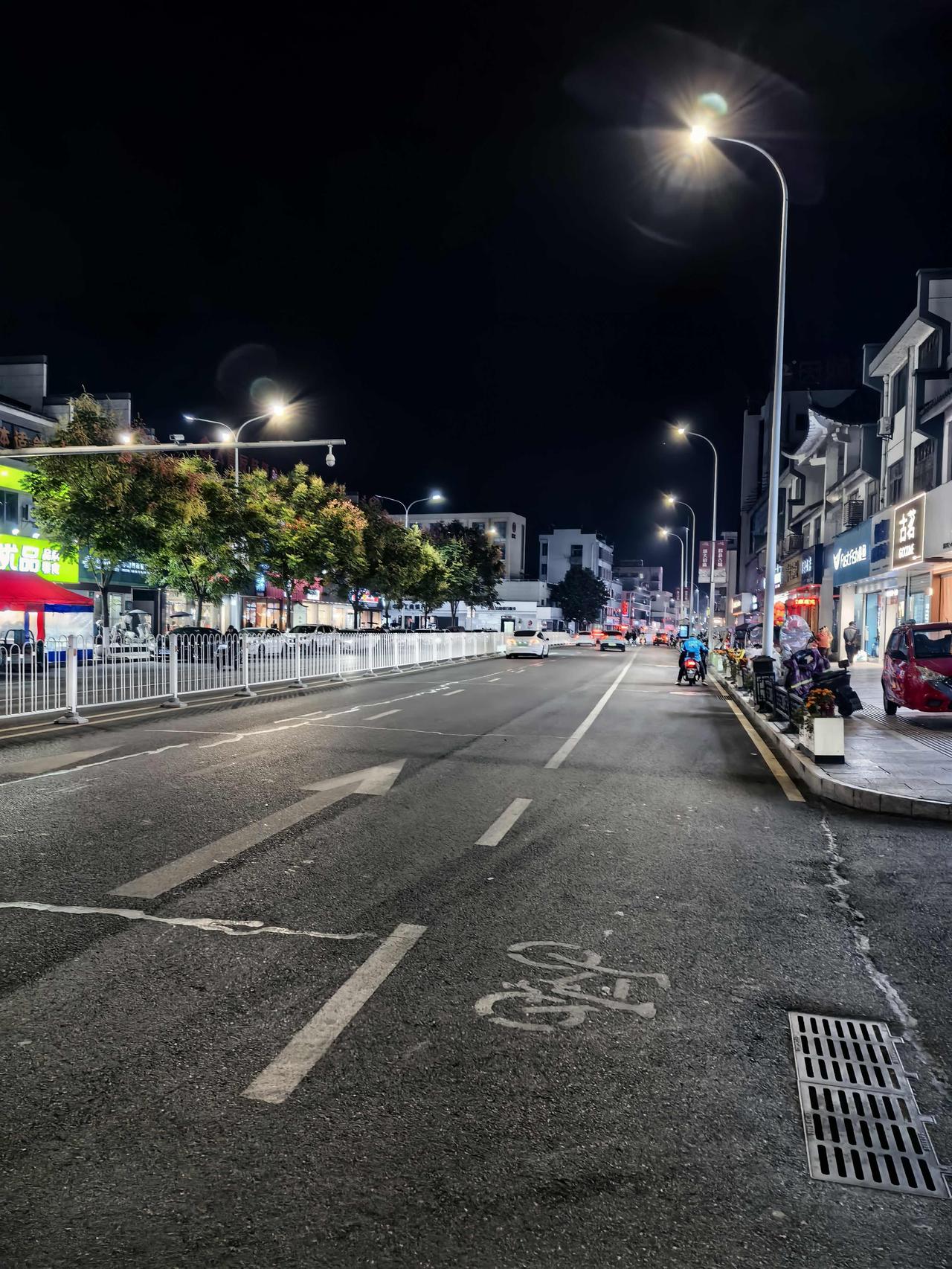 路过黟县的县城，朋友太冷了，让我给他到街上买一件保暖的羽绒裤，找了好久都没有找到