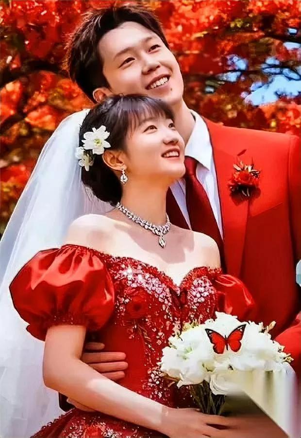 谁懂啊！刚刷到莎莎和大头蹲在训练场边吃冰棒——头哥举着冰棒帮她挡太阳，莎