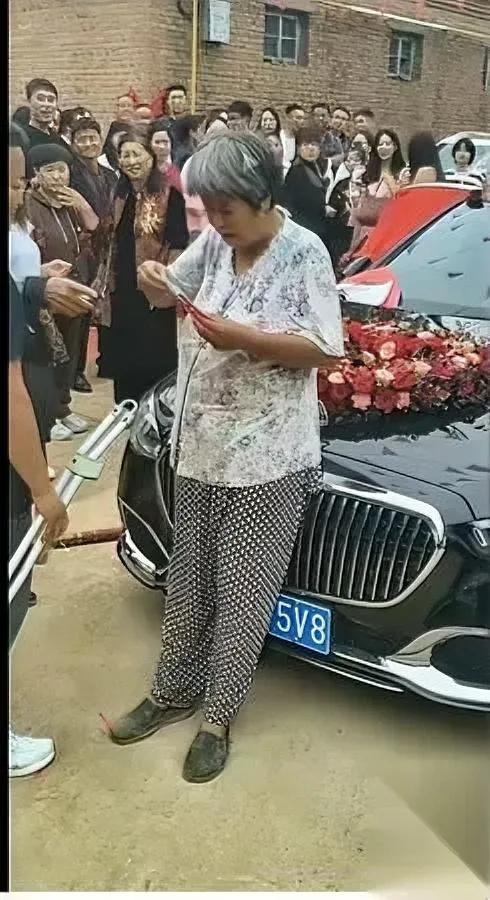 红包只值10块？老太太直接横在车头！她一句“50起步，少一分别想走”把新