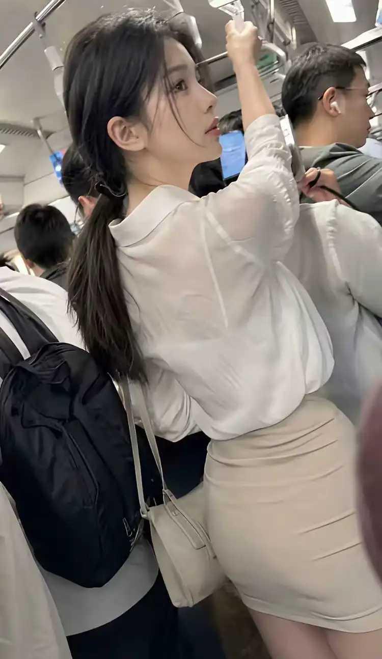 上班早高峰，在地铁遇见了妹纸，一直跟着她走，害得我错了两个站。唉，今个月的全勤