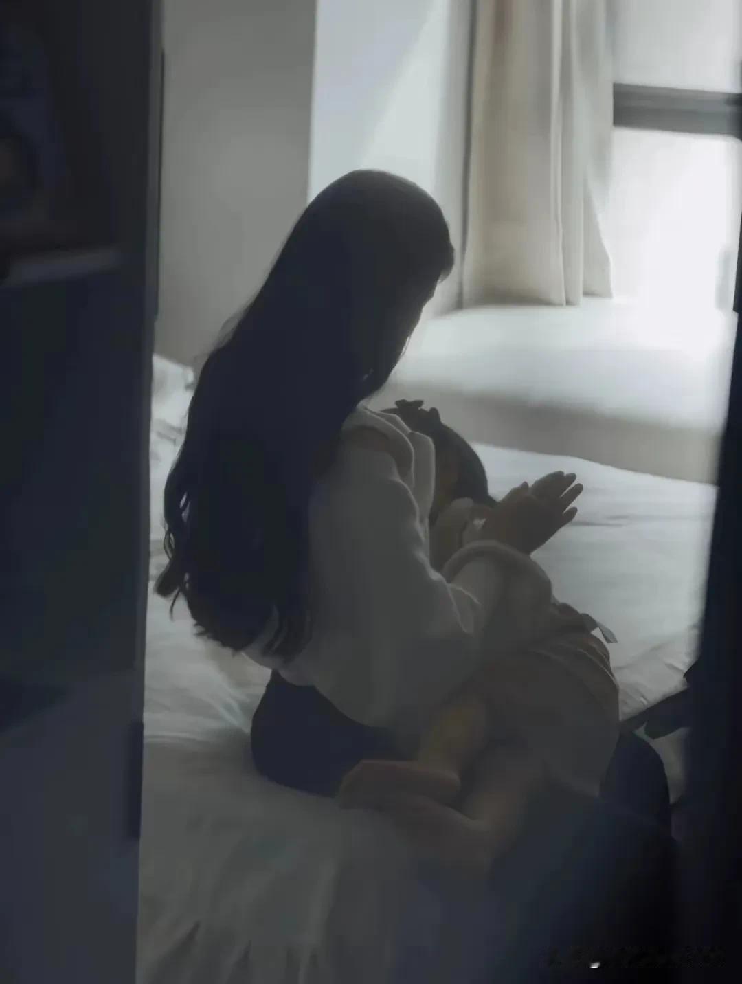 2024年5月，河南男子燕某与朋友郑某喝酒后，见郑某妻子正在哺乳，趁机摸其胸部，
