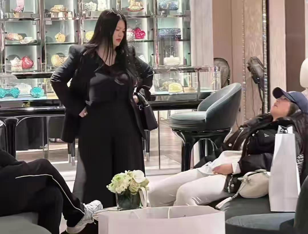 李湘这目测快300斤了吧！虎背熊腰，满脸不耐烦的看着女儿王诗龄，跟自己立的好妈妈