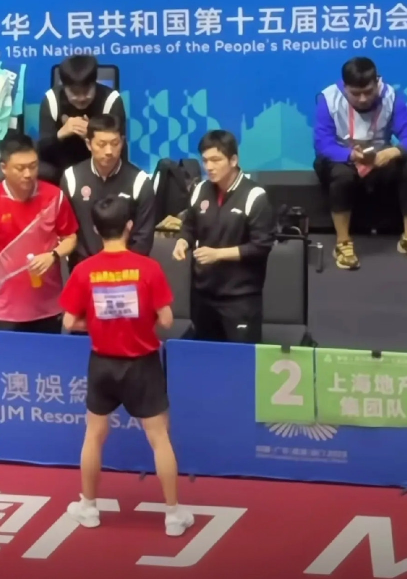 这一幕太有趣了，上海队有两个奥运冠军，现场指导的时候，教练插不上嘴。全运会男