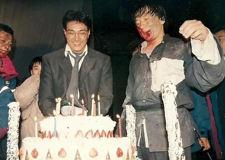 1993年7月28日，《醉拳2》剧组为导演刘家良庆祝六十岁生日（虚岁），成龙、卢