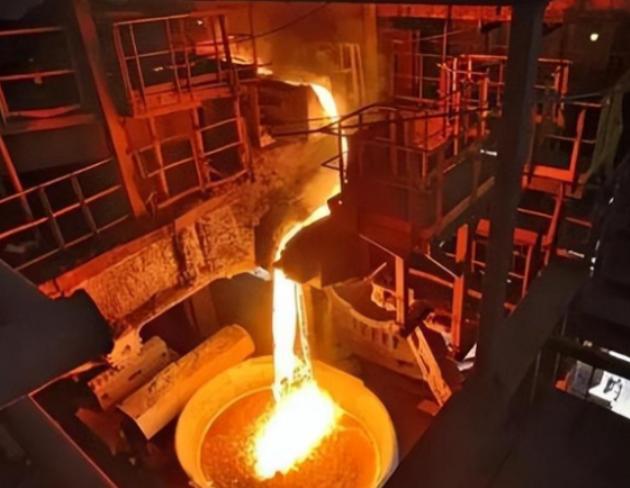 2022年，一名25岁的瑞士电工不慎跌入温度高达720℃的熔融铝液中，双腿瞬间没