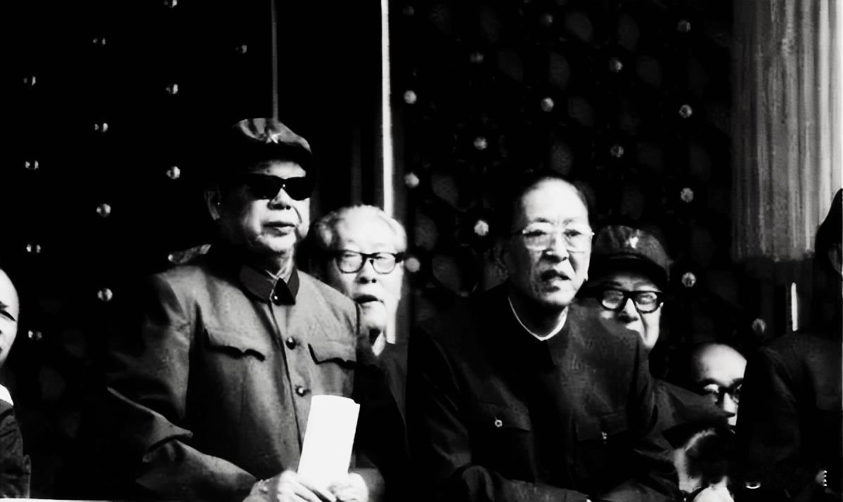 毛主席临终前为何拿掉叶元帅军权？众人不解，多年后才知主席高明毛主席生命最后那