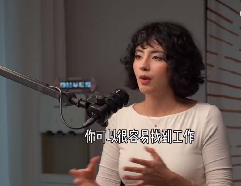 土耳其女孩想要学中文被老师劝阻：建议她去学英文，以后比较容易找工作，可以当个英语