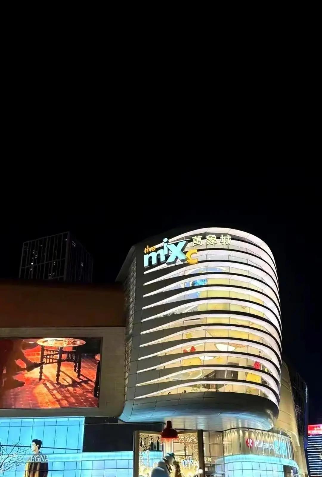 谁能想到，同一个商场，北区和南区就像两个世界。去年9月，济南万象城北区开业，G