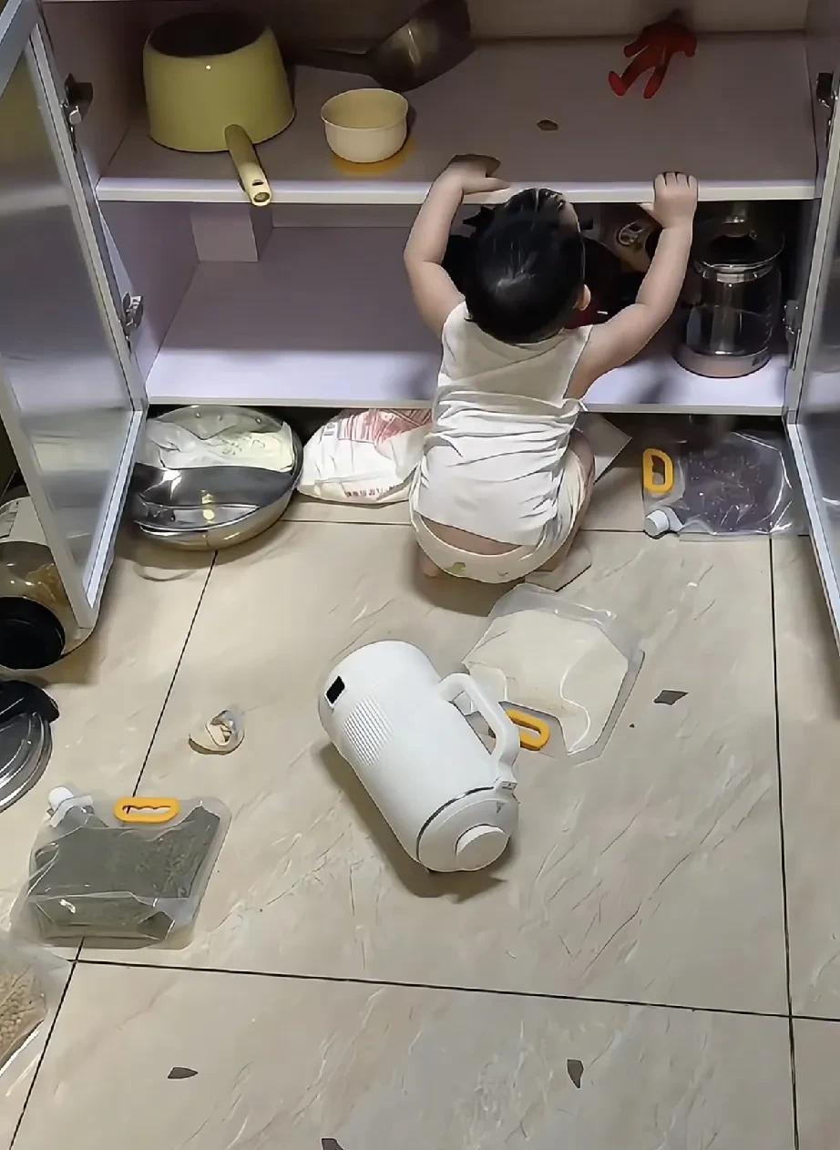 孩子静悄悄必定在作妖。在邻居家拉家常，半天都没看到她家宝宝，我顺口说你宝宝睡午觉