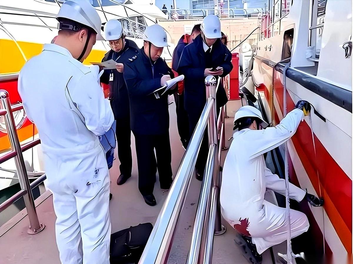 最近，我们港口的气氛有点不一样。但凡挂着巴拿马国旗的船，一靠岸，立马就有一队人