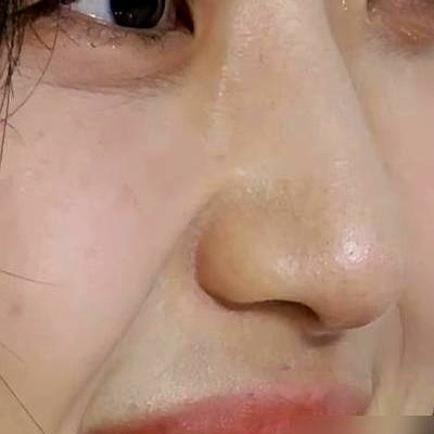 巴黎时装周生图曝光，孙千微黄不齐的原装牙，扯下了内娱多少“假人”的遮羞布。怼脸拍的镜头里，她牙齿微黄