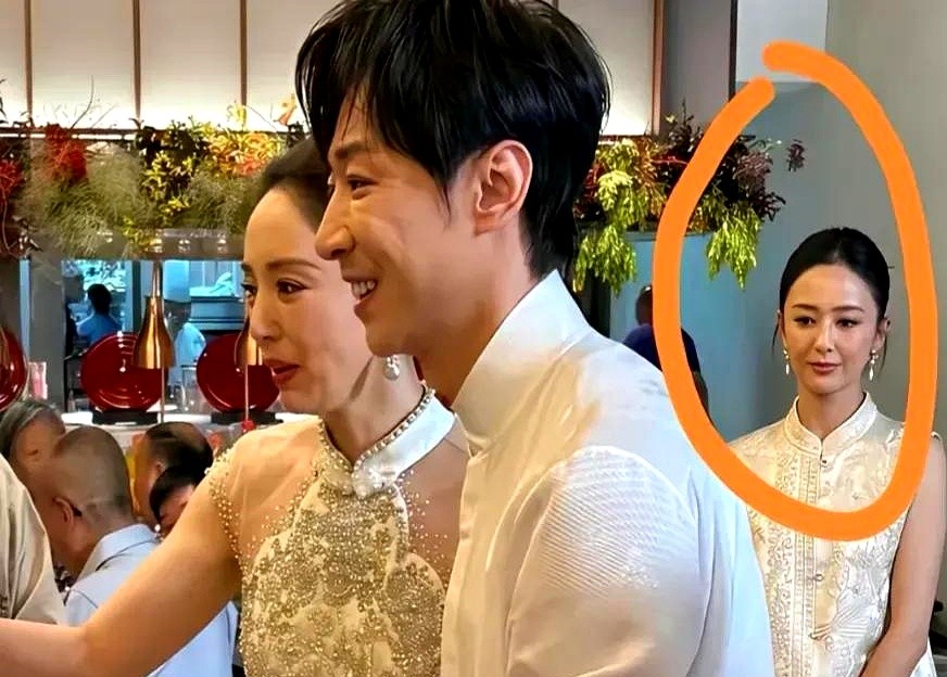 董璇大婚，伴娘佟丽娅却全程冷着脸，连鲁豫都忍不住开口问。镜头扫过别人都在笑，唯独她盯着台下发呆。网友