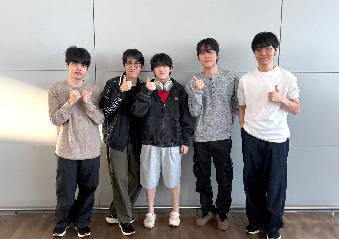 BRO出发前往德杯线下八强淘汰赛！他们的八强对手是LPL战队LGD！BRO出发德