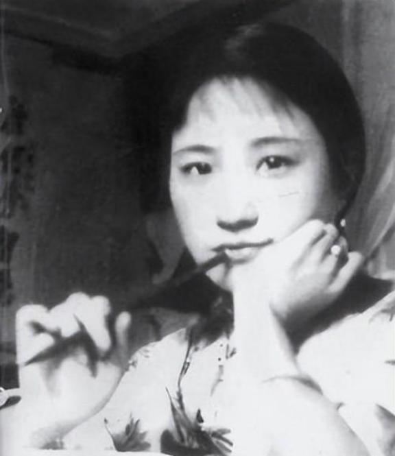 1961年，陆小曼穷得吃不起鸡蛋时，将唯一的貂皮大衣卖掉，买来几斤大闸蟹，请3个