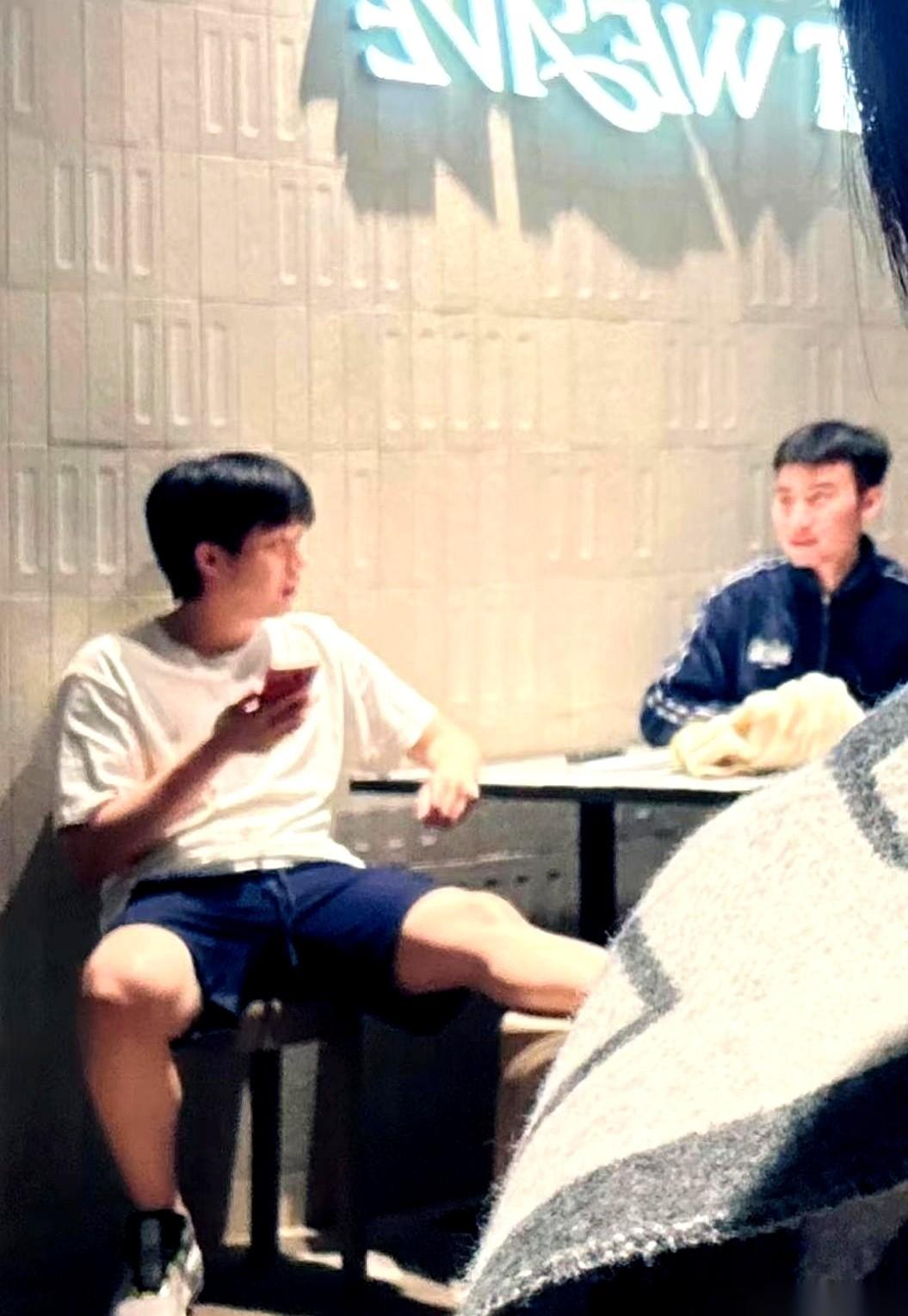 说真的，就王楚钦在新加坡深夜觅食，把腿往凳子上一撂的那个瞬间。我一下子就通了。