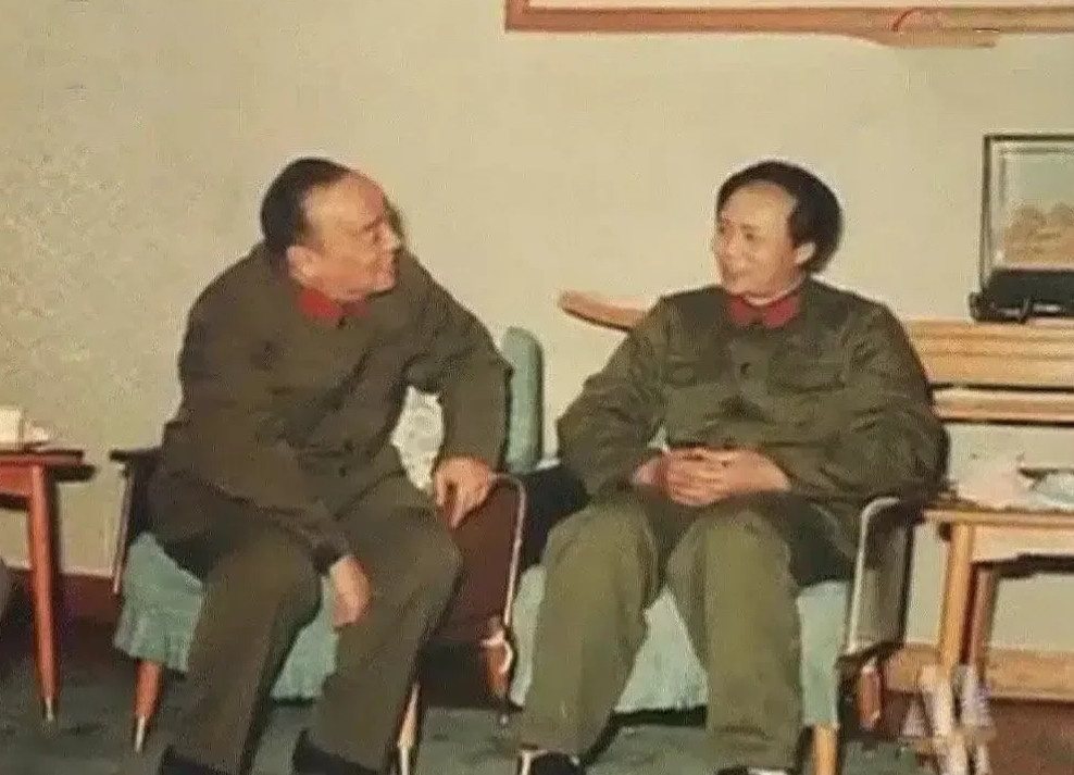 [点赞]1983年12月，杨尚昆接见古月，由于年龄大，耳朵背，杨尚昆上半身倾过