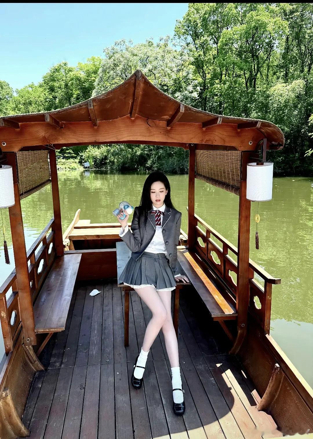 陈都灵今年30多了吧，这种女高风装扮还适合她吗？网友说在装嫩