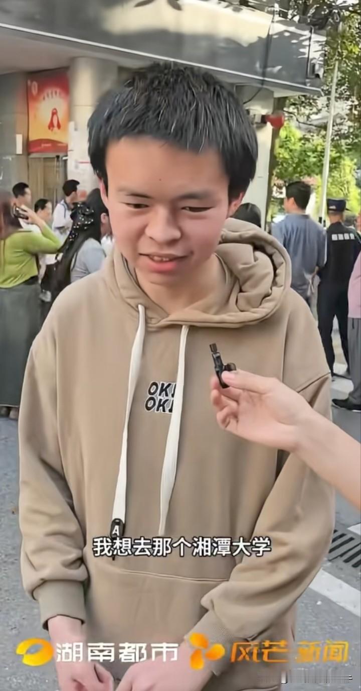 60岁父亲背8个鸡蛋接考感动全网，以前的梦想是孩子治好病，现在的梦想是孩子考上大