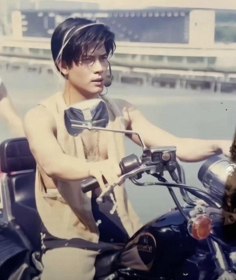 1990年的郭富城，颜值巅峰，帅气逼人！